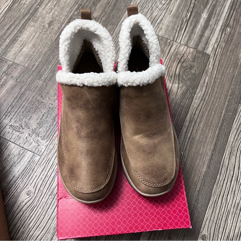 Sketchers women boots,Size 7, very comfortable, suede, slip on, tan